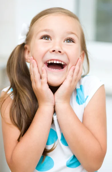 Little girl is holding her face — Stock Photo, Image