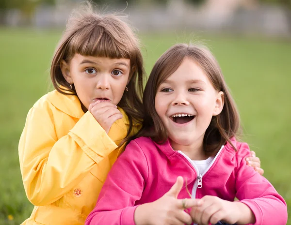 Dos chicas sosteniendo la cara en incredulidad — Foto de Stock