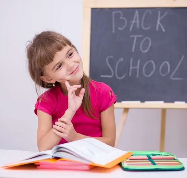 Portret van een klein meisje in school — Stockfoto