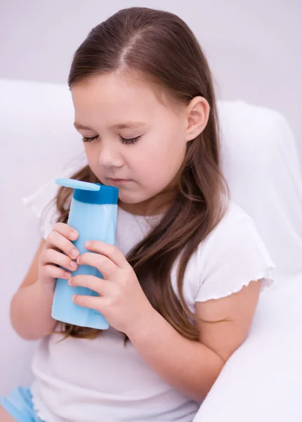 Girl holding shampoo — Stock Photo, Image