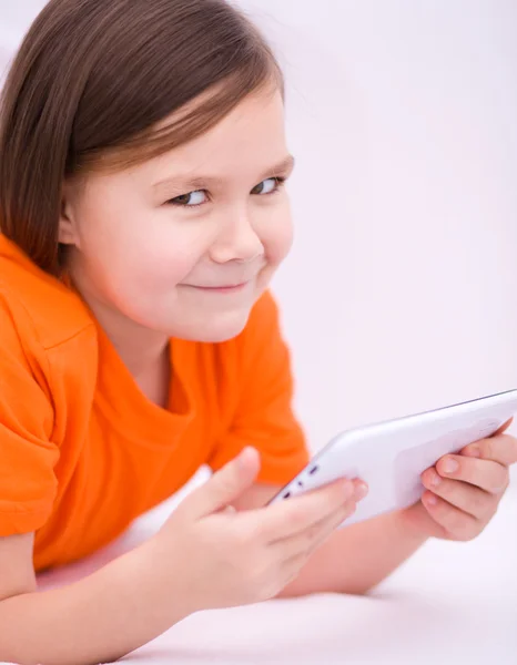 Dziewczyna przy użyciu tabletu — Zdjęcie stockowe