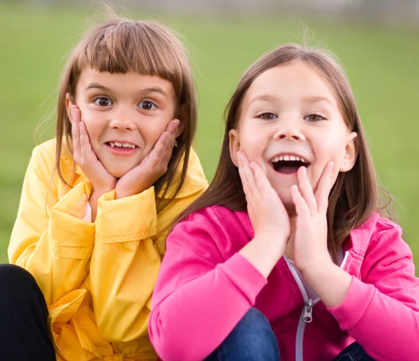 Two girls holding face in disbelief — Stock Photo, Image