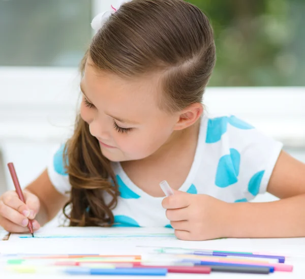 Little girl is drawing using pencils — Stock Photo, Image