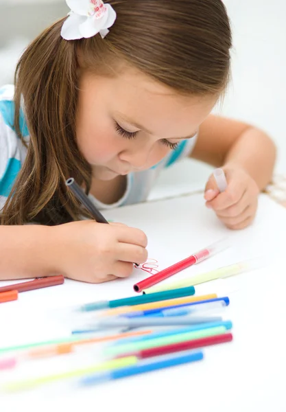 Κοριτσάκι γράφει χρησιμοποιώντας ένα στυλό — Φωτογραφία Αρχείου