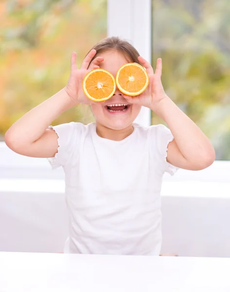 Chica con naranjas — Foto de Stock