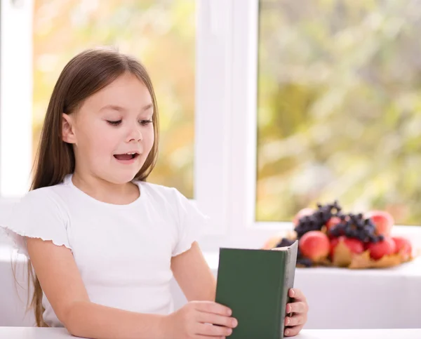 Little girl is reading a book — Stock Photo, Image