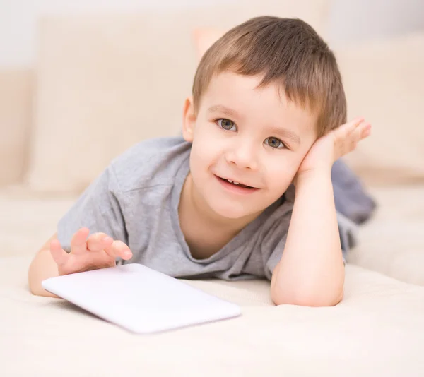 Jongen met behulp van Tablet PC — Stockfoto