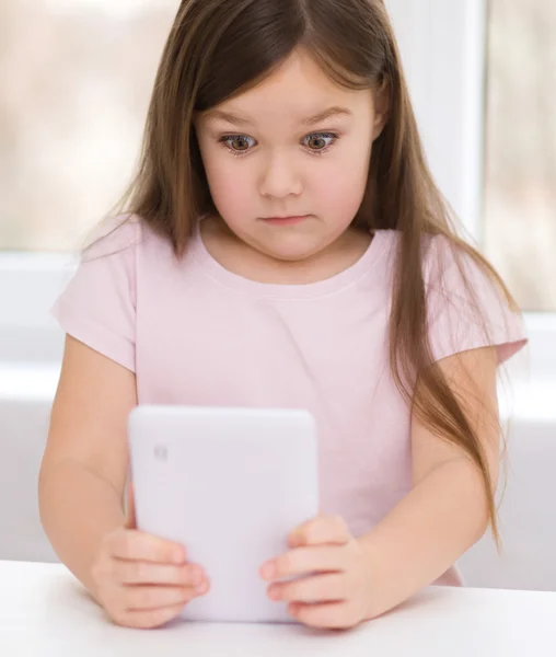 Mädchen mit Tablet — Stockfoto