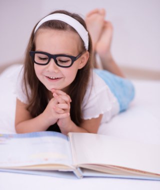 küçük kız bir kitap okuma