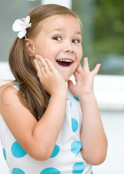 Little girl is holding her face — Stock Photo, Image
