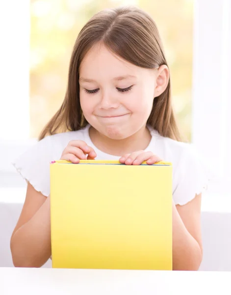 Liten flicka läser en bok — Stockfoto