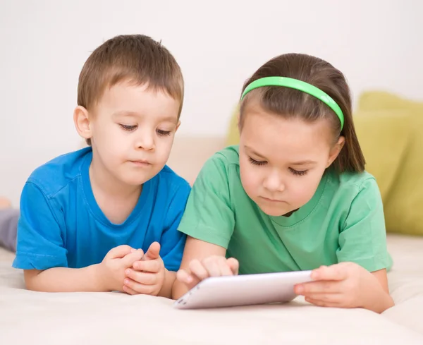 Kinderen met behulp van tablet pc — Stockfoto