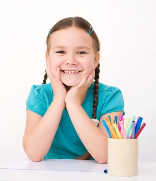 Little girl is drawing using pencils — Stock Photo, Image