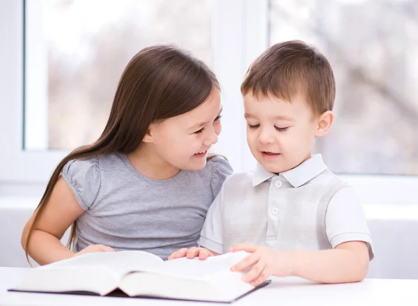 Kinderen is leesboek — Stockfoto