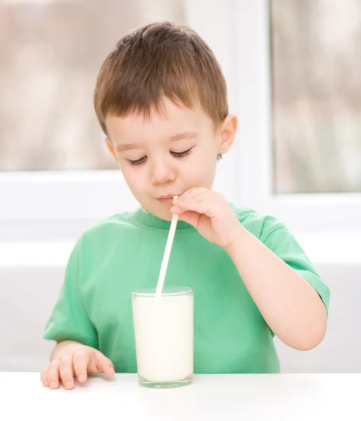 Mignon petit garçon avec un verre de lait — Photo