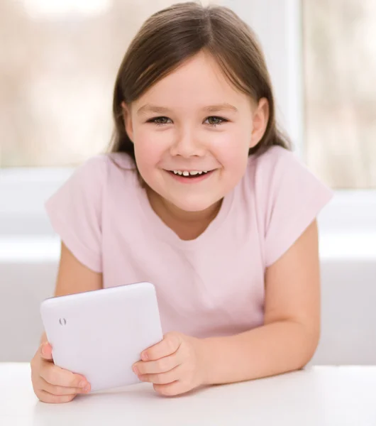 Mädchen mit Tablet — Stockfoto