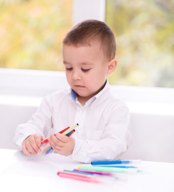 küçük çocuk bir kalem kullanarak yazma