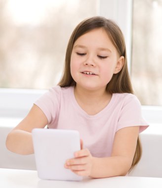 Tablet kullanan kız