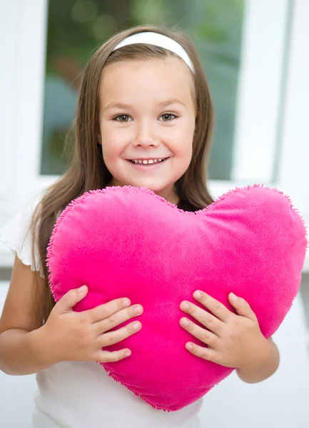 Ragazzina con in mano un cuscino — Foto Stock