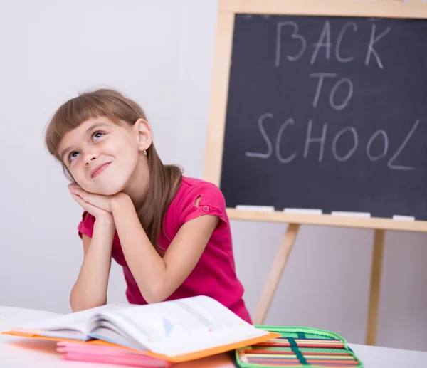 Porträtt av en liten flicka i skolan — Stockfoto