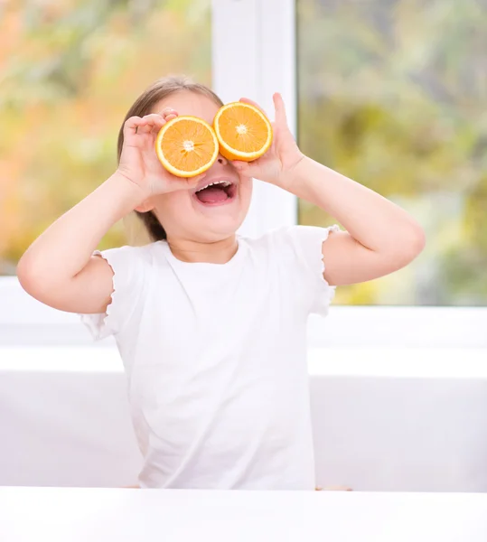 Chica con naranjas — Foto de Stock