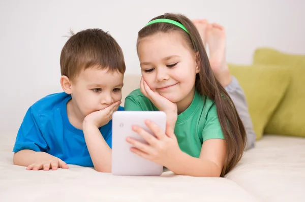 Crianças que utilizam o computador tablet — Fotografia de Stock