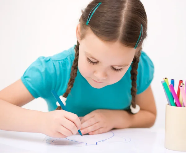 Menina está desenhando usando lápis — Fotografia de Stock