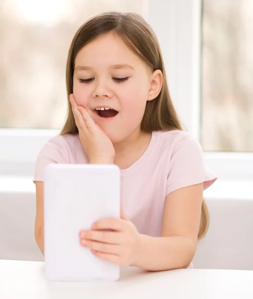 Meisje met Tablet PC — Stockfoto