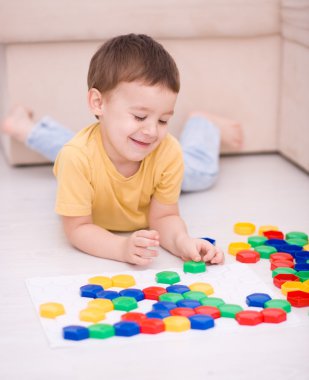 çocuk yapı taşları ile oynuyor