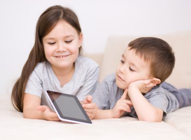 tablet bilgisayar kullanarak çocuk