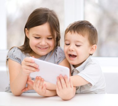 tablet bilgisayar kullanarak çocuk