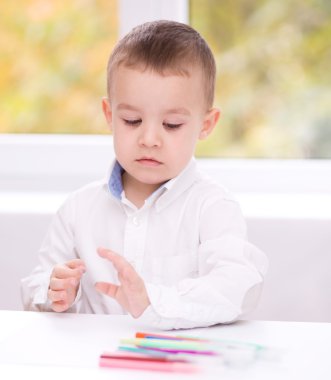 küçük çocuk beyaz kağıt üzerine çizim