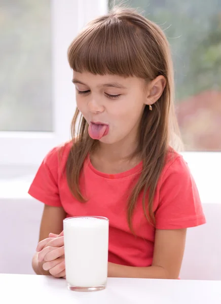 Triste petite fille avec un verre de lait — Photo