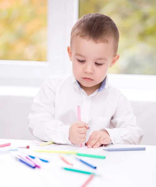 Kleine jongen loopt op wit papier — Stockfoto