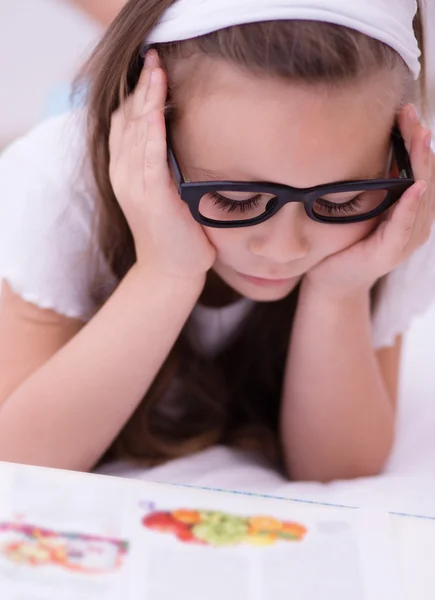 La bambina sta leggendo un libro — Foto Stock