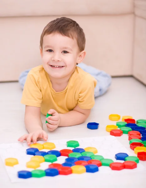 少年はビルディング ブロックで遊んでいます。 — ストック写真