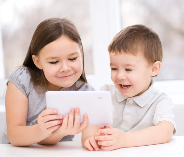 Crianças que utilizam o computador tablet — Fotografia de Stock