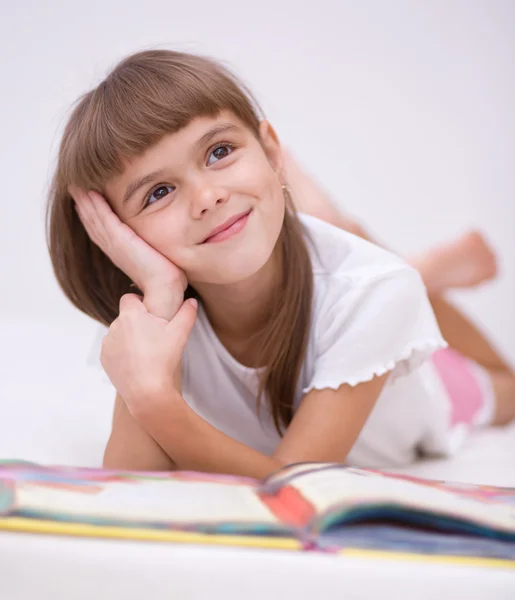 La bambina sta leggendo un libro — Foto Stock