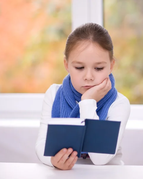 लहान मुलगी एक पुस्तक वाचत आहे — स्टॉक फोटो, इमेज