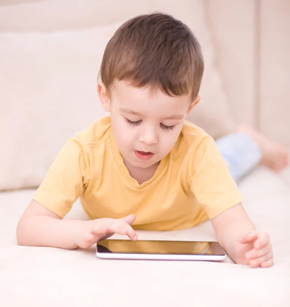 Menino usando tablet — Fotografia de Stock