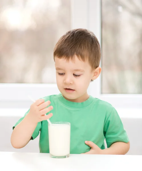 Mignon petit garçon avec un verre de lait — Photo