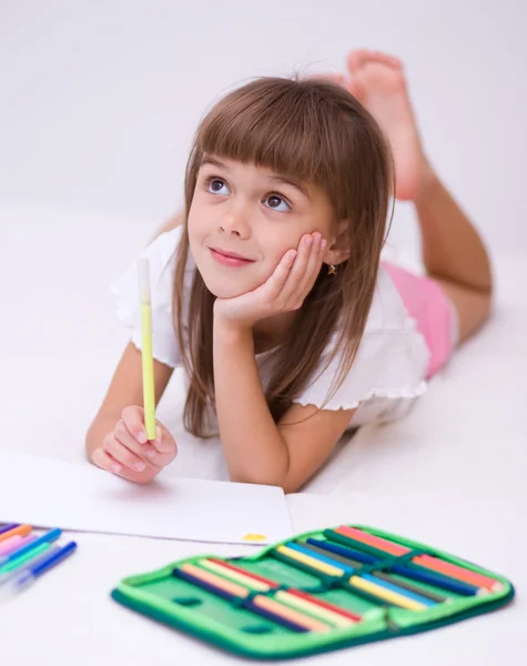 Little girl is drawing using pencils — Stock Photo, Image