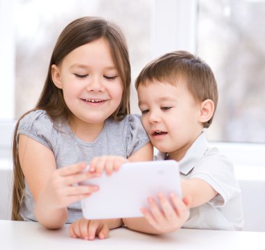 tablet bilgisayar kullanarak çocuk