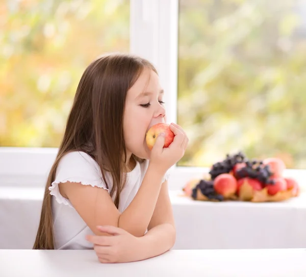 Petite fille mangeant une pomme — Photo