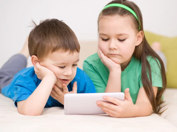 Děti pomocí tabletového počítače — Stock fotografie