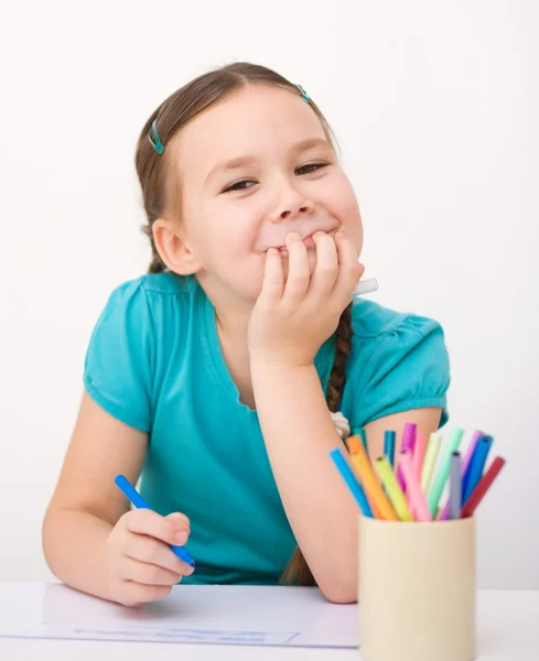 Little girl is drawing using pencils — Stock Photo, Image