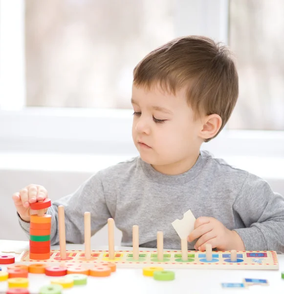 Chico está jugando con bloques de construcción — Foto de Stock