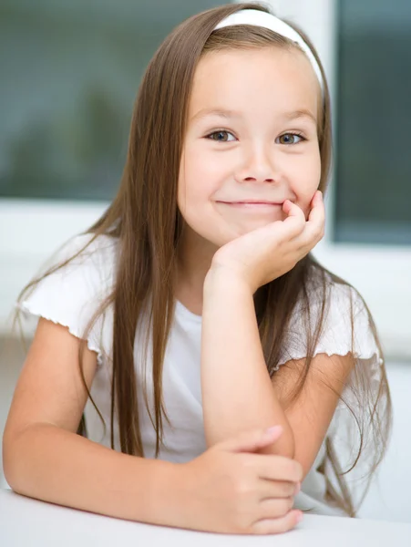 Little girl is holding her face — Stock Photo, Image