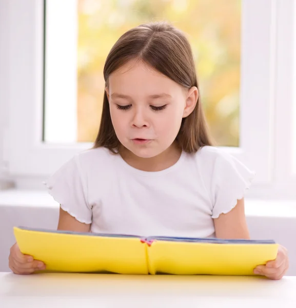 La bambina sta leggendo un libro — Foto Stock