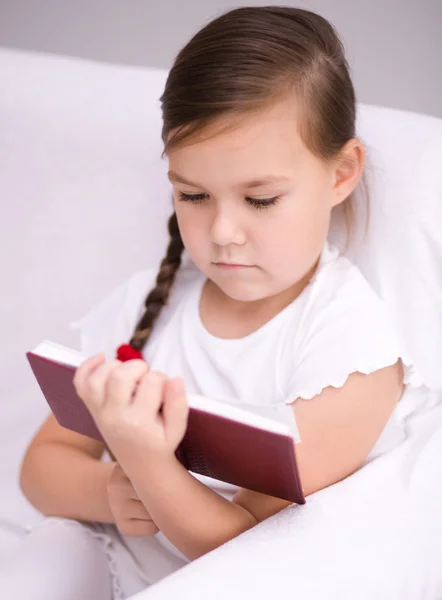 Menina lê um livro — Fotografia de Stock